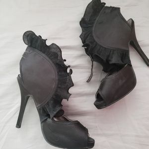 💚3 for $15 - Black heels with ruffle detail